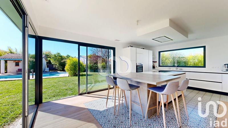 Maison - 220 m² - 7 pièces