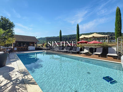 Maison - 3 008 m² - 45 pièces