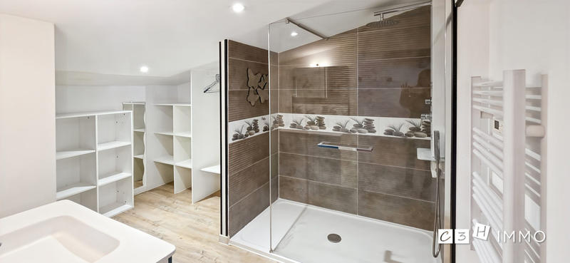 Maison - 233 m² - 6 pièces