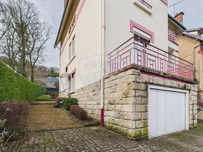 Maison - 210 m² - 10 pièces