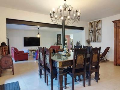 Maison - 303 m² - 9 pièces