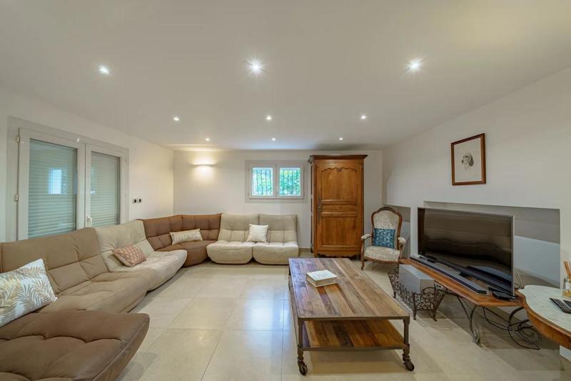 Maison - 335 m² - 12 pièces