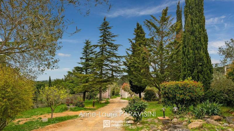 Maison - 270 m² - 10 pièces