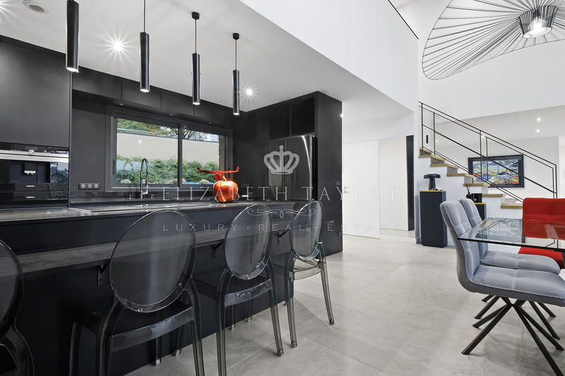 Propriété - 310 m² - 10 pièces