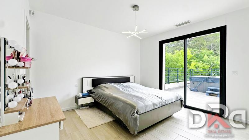 Maison - 205 m² - 8 pièces