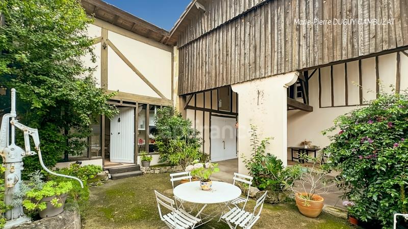 Maison - 208 m² - 9 pièces