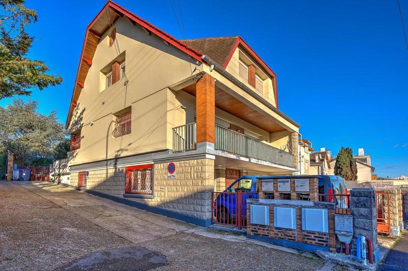 Maison - 285 m² - 10 pièces