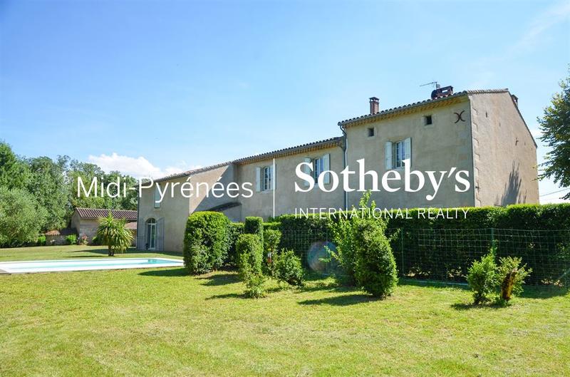 Maison - 430 m² - 9 pièces