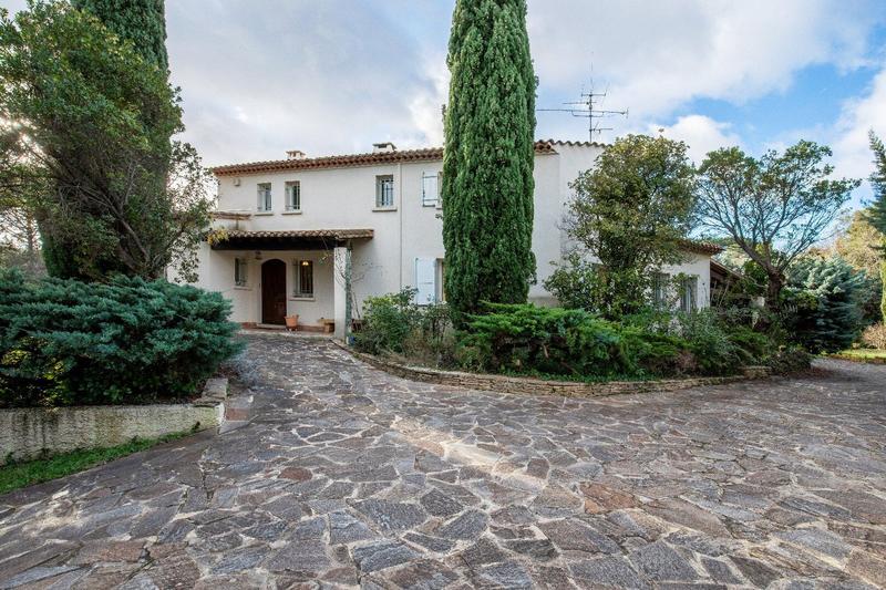 Villa - 236 m² - 8 pièces