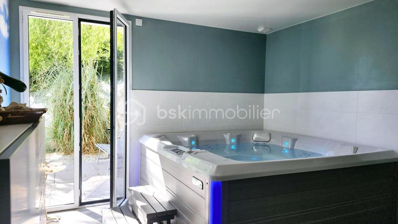 Maison - 202 m² - 7 pièces