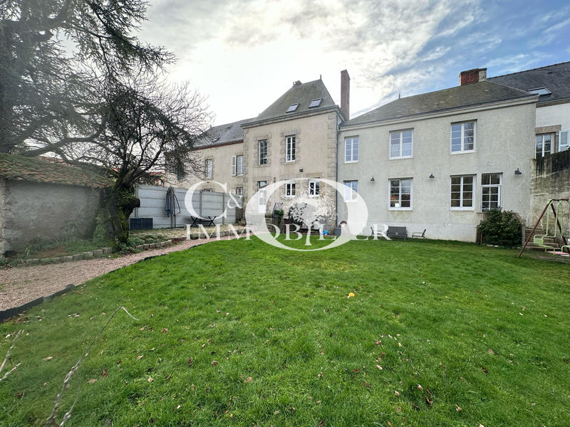 Maison - 236 m² - 10 pièces