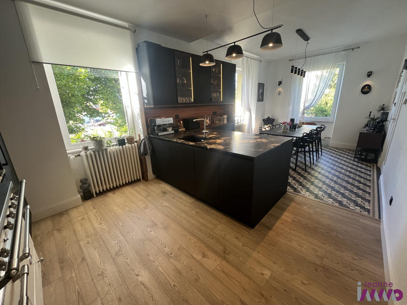 Maison - 210 m² - 7 pièces