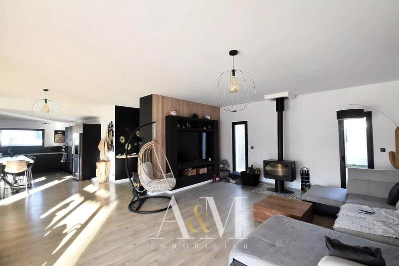 Maison - 260 m² - 7 pièces