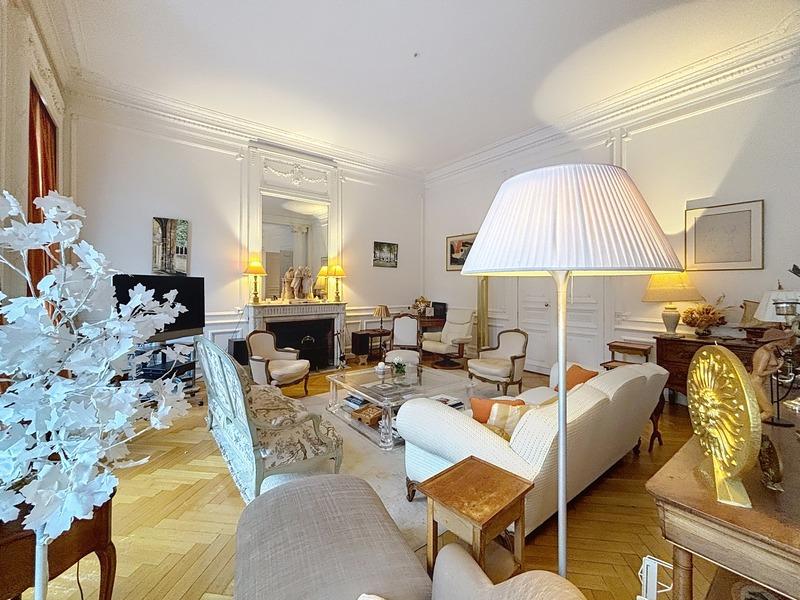 Appartement bourgeois - 257 m² - 6 pièces