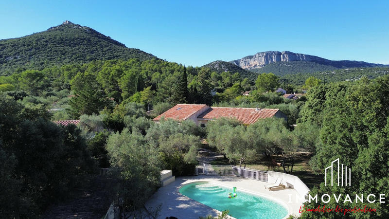 Maison traditionnelle - 240 m² - 6 pièces