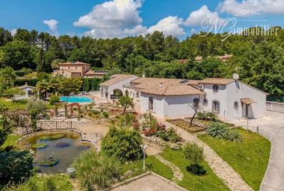 Villa - 270 m² - 10 pièces