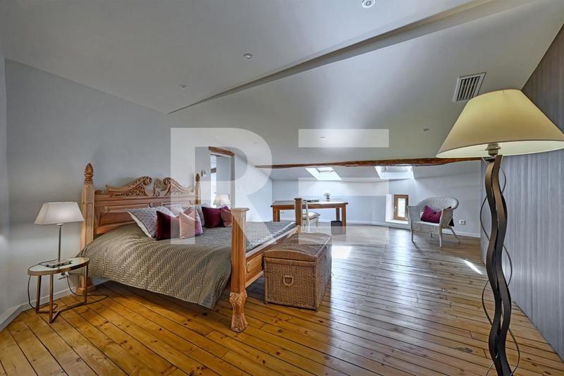 Maison - 245 m² - 9 pièces