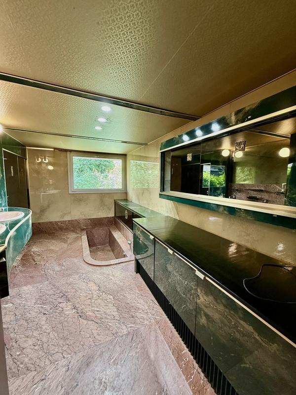 Maison traditionnelle - 232 m² - 7 pièces