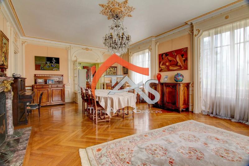 Maison - 374 m² - 10 pièces