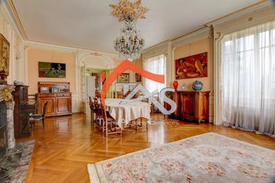 Maison - 374 m² - 10 pièces