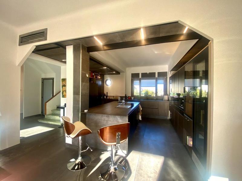 Maison - 240 m² - 6 pièces