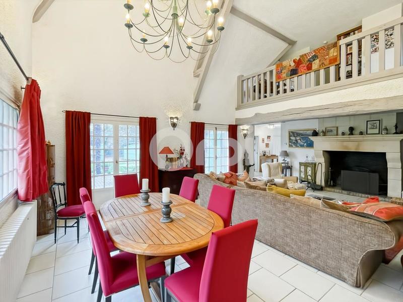 Maison - 231 m² - 8 pièces