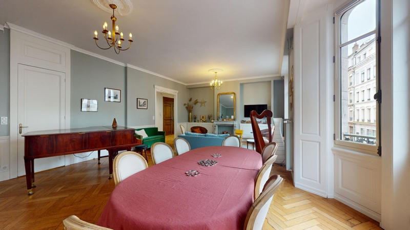 Appartement - 218 m² - 9 pièces