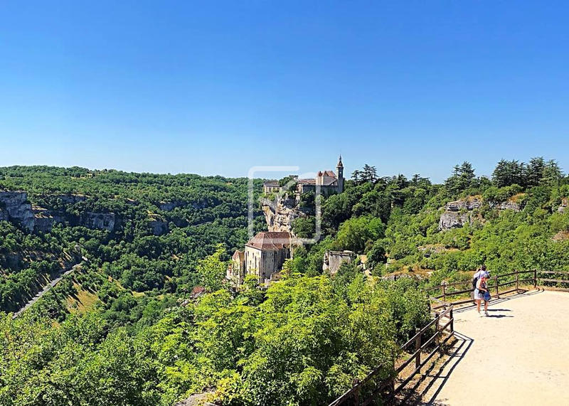 Propriété - 3 900 m² - 96 pièces