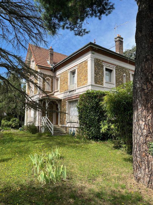 Maison - 220 m² - 8 pièces