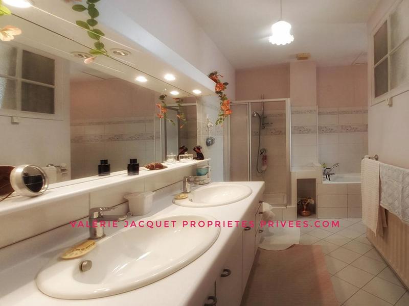 Maison - 220 m² - 7 pièces