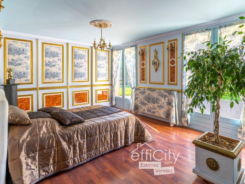 Maison - 250 m² - 9 pièces