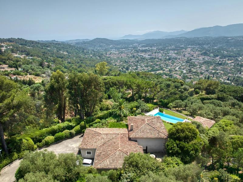 Propriété - 230 m² - 6 pièces