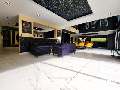 Maison - 325 m² - 8 pièces