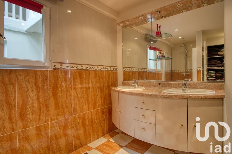 Maison - 200 m² - 8 pièces