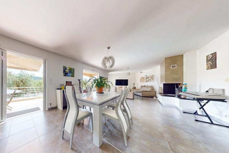 Villa - 239 m² - 6 pièces