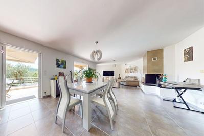 Villa - 239 m² - 6 pièces