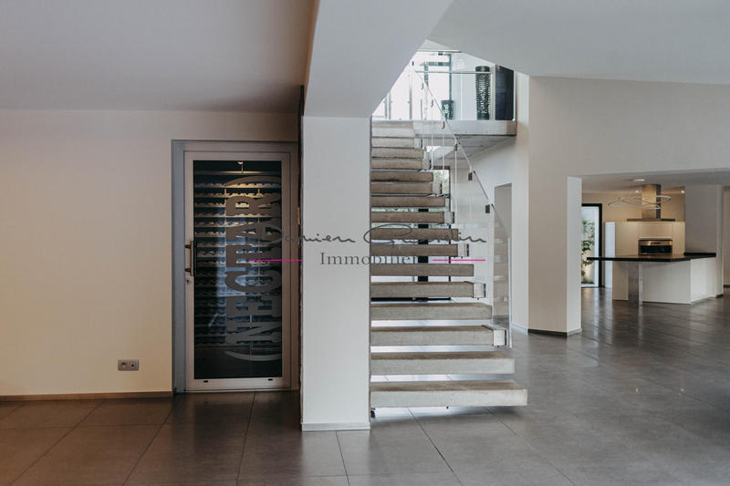 Maison - 350 m² - 8 pièces