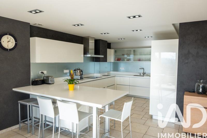 Maison - 235 m² - 8 pièces