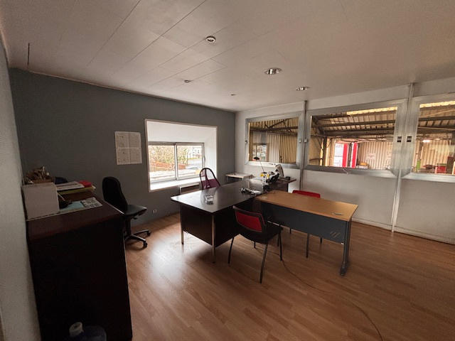 Entrepôt - 1 600 m²