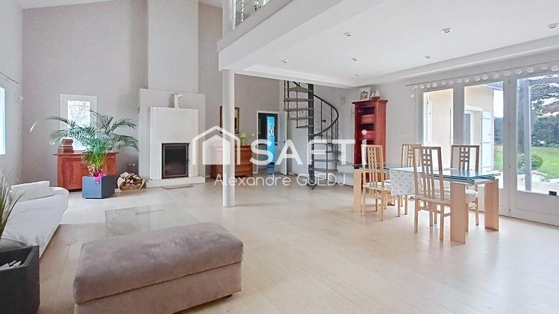 Maison - 204 m² - 8 pièces