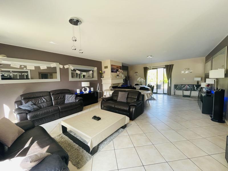 Pavillon - 256 m² - 8 pièces