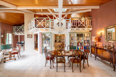 Maison - 240 m² - 8 pièces