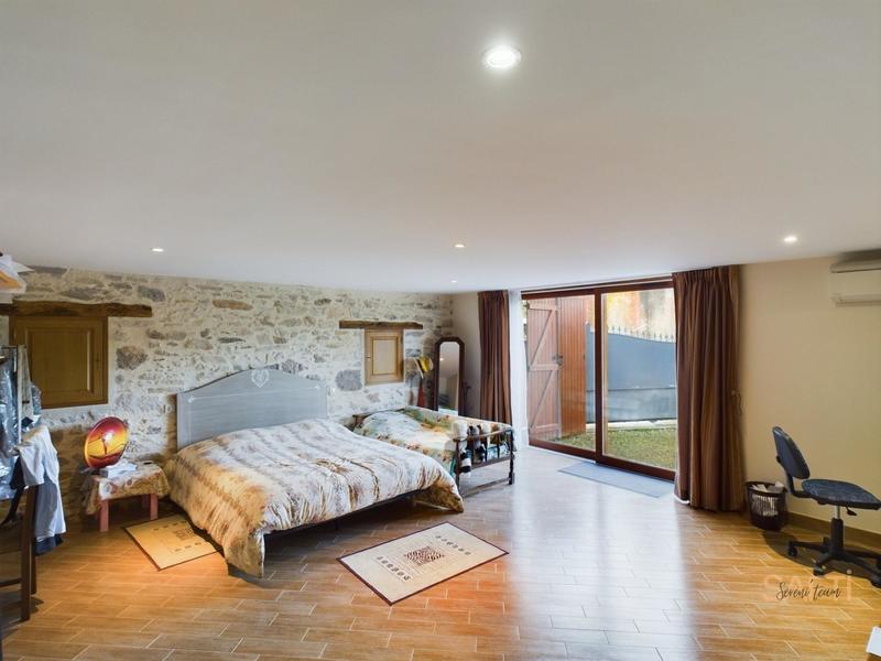 Maison - 415 m² - 12 pièces