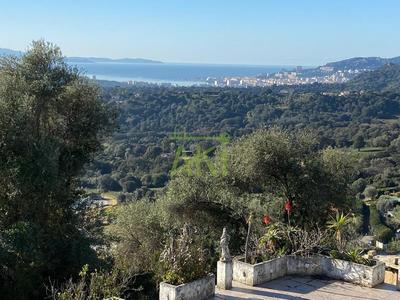 Maison traditionnelle - 188 m² - 8 pièces