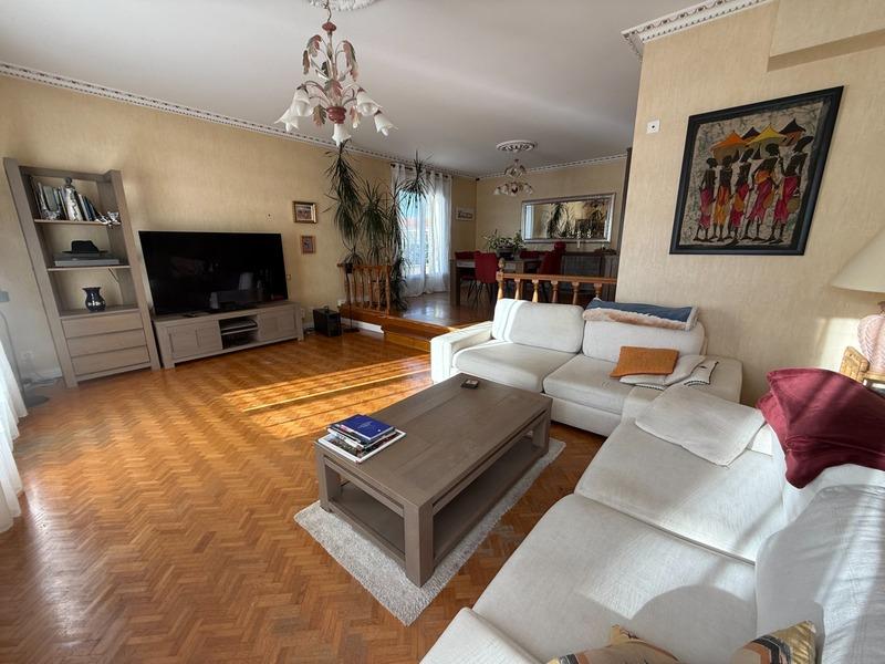 Maison - 229 m² - 8 pièces