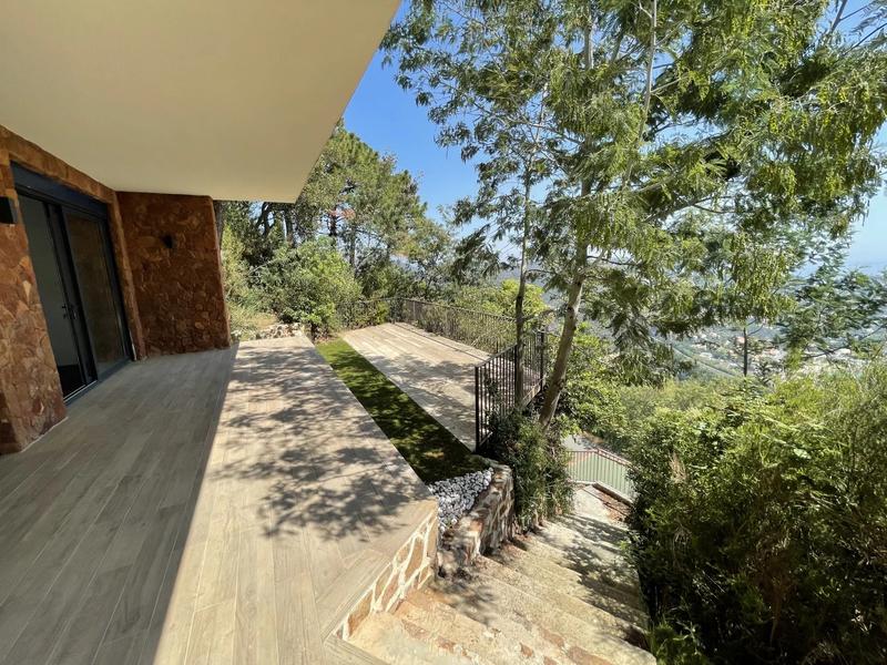 Villa - 1 475 m² - 9 pièces