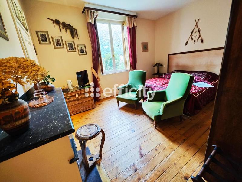 Maison - 284 m² - 10 pièces