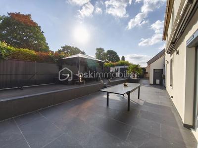 Maison traditionnelle - 251 m² - 7 pièces