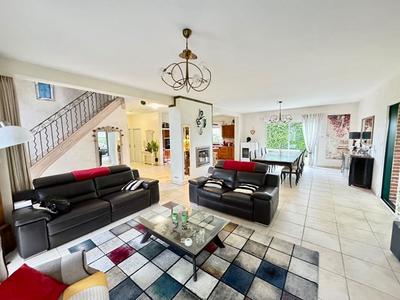 Maison - 263 m² - 7 pièces