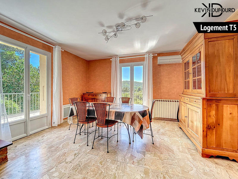 Maison - 225 m² - 11 pièces